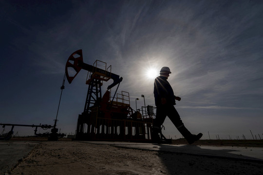 Giá dầu tăng khi rủi ro địa chính trị làm trầm trọng thêm những lo ngại về nguồn cung
