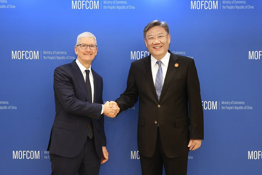 Tim Cook đến khai trương cửa hàng Apple lớn nhất Trung Quốc với hàm ý sẽ tiếp tục tăng thị phần ở thị trường này