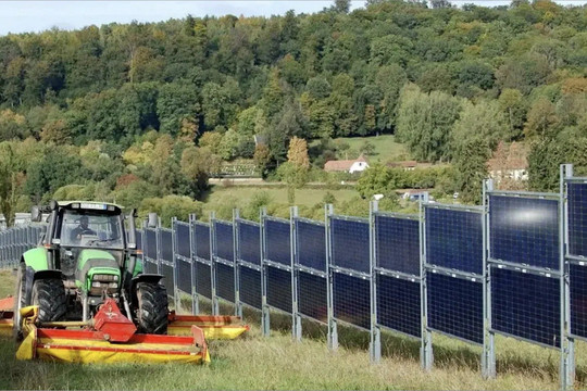 Các tấm pin mặt trời được dùng làm hàng rào ở châu Âu: Cơn lũ hàng giá rẻ của Trung Quốc đã khiến một ngành đắt đỏ trở nên phải chăng như thế nào?
