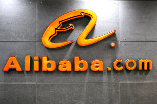 Cổ phiếu Alibaba tăng vọt sau bài đăng của nhà sáng lập Jack Ma với lời khen về sự chuyển đổi của gã khổng lồ công nghệ này