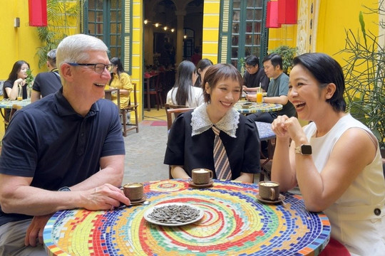 CEO Tim Cook nhận tin 'sét đánh' trong ngày vi vu cà phê trứng Hà Nội: Doanh số iPhone giảm gần 2 chữ số, mất luôn ngôi vị top 1 thị trường 