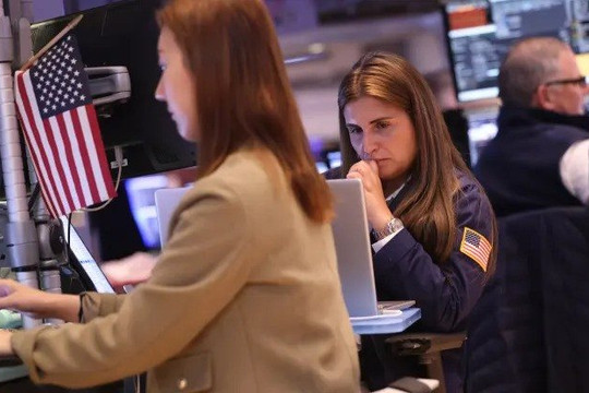 Chứng khoán Mỹ chìm trong sắc đỏ, Dow Jones có lúc giảm gần 800 điểm khi GDP quý 1 của Mỹ kém xa kỳ vọng