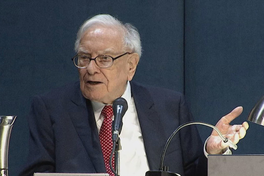 Màn né tránh đỉnh cao của thiên tài đầu tư Warren Buffett khi được hỏi có mua cổ phiếu theo lời vợ không
