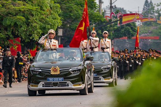 Những VinFast VF 8 mui trần đặc biệt dẫn đoàn tại Lễ diễu binh Chào mừng 70 năm chiến thắng lịch sử Điện Biên Phủ