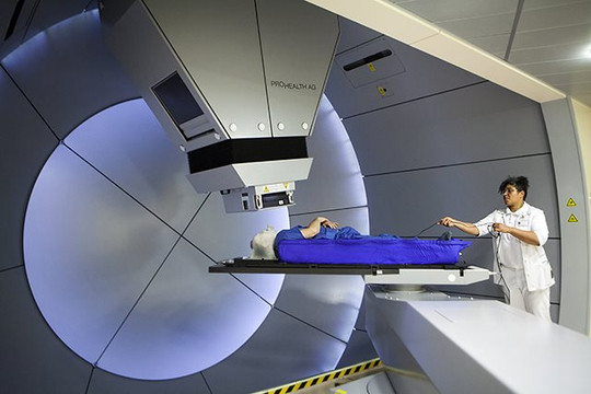 Cỗ máy y khoa đắt đỏ bậc nhất thế giới, được mệnh danh hung thần diệt ung thư: Công nghệ phương Tây được Trung Quốc tự chủ, bệnh nhân vui mừng vì giá điều trị giảm nửa