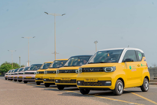 Giá từ 8.000 đồng/km, cước của taxi điện mini đầu tiên trên thị trường Việt đứng ở đâu so với GSM, Grab và taxi truyền thống?