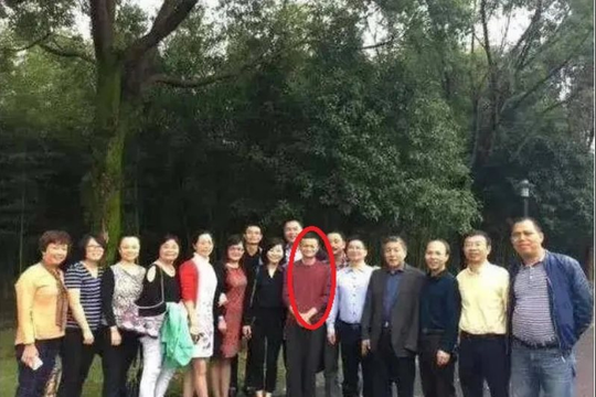 Đến buổi họp lớp, Jack Ma chụp một bức ảnh cũng gây bão mạng xã hội: Người xem gật gù ‘người này xứng đáng nhận sự kính nể’