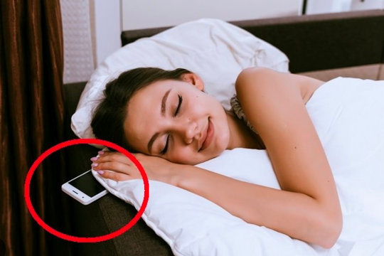 Đừng để điện thoại ở vị trí này khi đi ngủ, tác hại quá khôn lường, nhưng để ở đâu mới là vị trí lý tưởng?