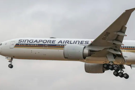 Máy bay Singapore Airlines chở 229 người trên độ cao 11.200 m đột ngột chao đảo, hành khách bị hất tung, hạ cánh khẩn cấp, 1 người thiệt mạng