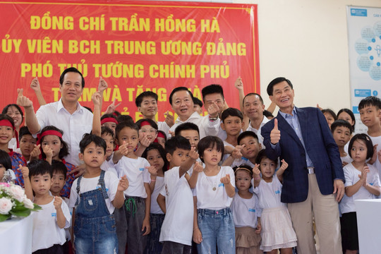 Ông Johnathan Hạnh Nguyễn mang tiền “vợ thưởng” tặng cho quỹ bảo trợ trẻ em