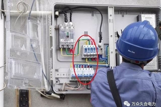 Thợ điện phát hiện đường dây bất thường nối với đèn giao thông: Cảnh sát vào cuộc điều tra, đối tượng trộm hơn 10.500 kWh điện bị bắt giữ