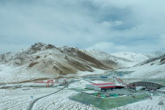Trung Quốc dùng máy 'tự chế' để đào đường hầm dài 12 km cách mặt sông băng chỉ 1-2 km, đi xuyên qua một trong những dãy núi dài nhất thế giới 