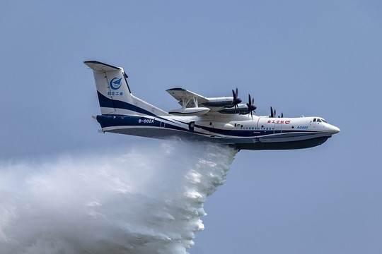 Máy bay 'Made in China' lại khiến thế giới trầm trồ: Thuỷ phi cơ lớn nhất thế giới 'phun ra nước', cất và hạ cánh ngay trên cột sóng biển cao 2 mét, lơ lửng trong 2 tiếng