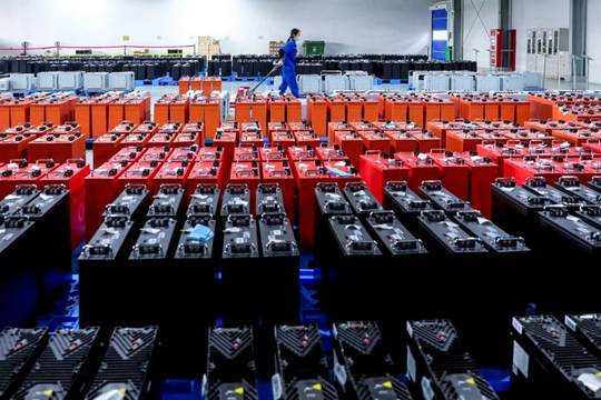 Trung Quốc phát minh loại pin xe điện mới khiến thế giới giật mình: Hiệu suất đáng gờm với giá rẻ bất ngờ, giải bài toán chuyên gia mất 10 năm chưa trả lời được