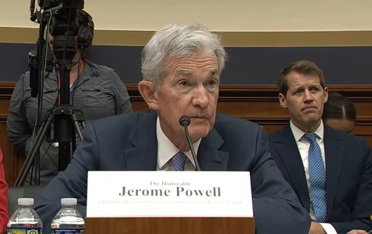 Chủ tịch Powell bất ngờ tuyên bố FED sẽ hạ lãi suất mà không cần lạm phát về mốc mục tiêu 2%