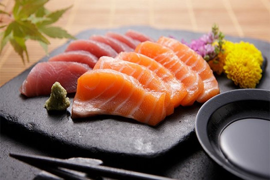 Đồng yên xuống thấp nhất hơn 30 năm, khách du lịch đua nhau "ăn sập" Nhật Bản: 5 USD một bữa sashimi, thưởng thức món Michelin chỉ với 100 USD
