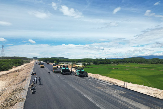 Phấn đấu thông xe cao tốc Vạn Ninh – Cam Lộ dịp 30/4/2025