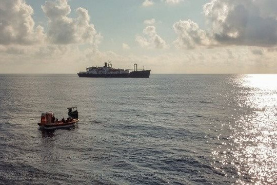 Tàu chở 1,4 triệu lít dầu lật úp, chìm ngoài khơi Philippines, 1 người mất tích