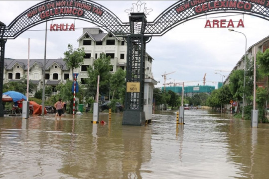 Bất động sản tuần qua: 'Biển nước' bao vây biệt thự, chung cư trăm triệu đồng/m2 tại Hà Nội, Chủ tịch Hà Đô và Vinaconex xin từ nhiệm, dự án của DOJI tại Hải Phòng có diễn biến mới