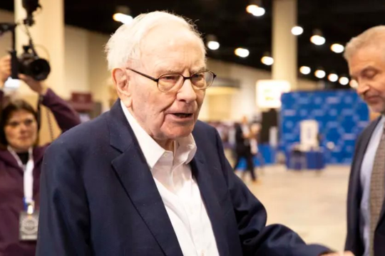 Warren Buffett bán gần một nửa cổ phiếu Apple, ngồi trên đống tiền mặt kỷ lục ngay trước cú sập của TTCK: Chuyện gì đang diễn ra?