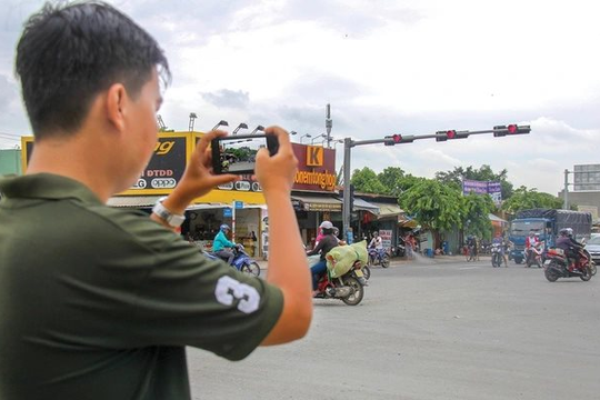 Đề xuất thưởng tới 5 triệu đồng cho người tố cáo vi phạm giao thông - Công việc kiếm bộn tiền cho các 'camera chạy bằng cơm'?