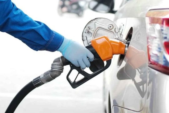 Giá xăng giảm mạnh gần 1.000 đồng/lít từ 15 giờ chiều nay
