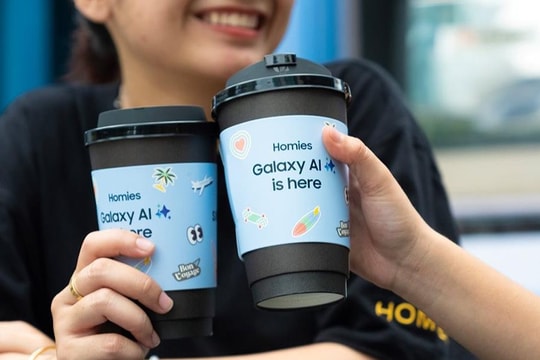 Trải nghiệm đi coffee "độc lạ" của Samsung: Chiêu đãi khách bằng Galaxy Z Fold6 và Z Flip6, ngắm idol ở khoảng cách chưa từng gần đến thế!