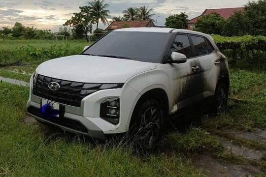 Hyundai Creta đỗ ở ngoài ruộng cháy sém sau khi bị sét đánh: Nếu có người ngồi trong liệu có bị thương?