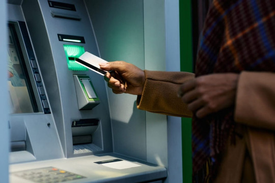 Ra cây ATM rút tiền, tài khoản nhiều người bỗng mất 600 triệu, chi tiết bất thường vạch trần trò lừa đảo tinh vi