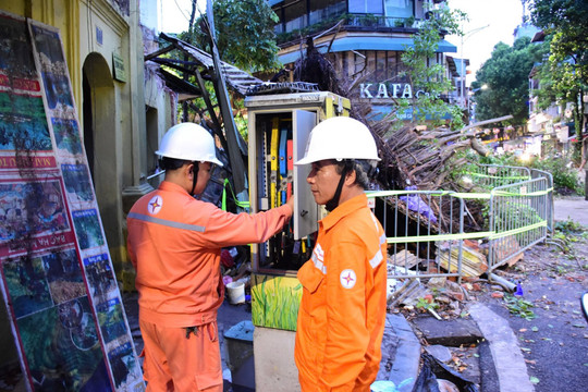 EVN bác bỏ thông tin "lưới điện tan hoang", "Hà Nội mất điện diện rộng" khi siêu bão Yagi đổ bộ