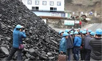 Lão nông khoe đào trúng "hắc thạch", chuyên gia lập tức yêu cầu phong tỏa toàn bộ ngôi làng: Kho báu hơn 347.000 tỷ đồng bị công nghệ cao đánh thức
