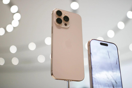 Ngắm bộ ảnh iPhone 16 Pro và 16 Pro Max màu vàng Titan Sa Mạc mới: Quá đẹp, chốt đơn!