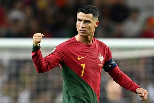 Thế giới 8 tỷ người thì đã có 1 tỷ người ấn theo dõi Ronaldo