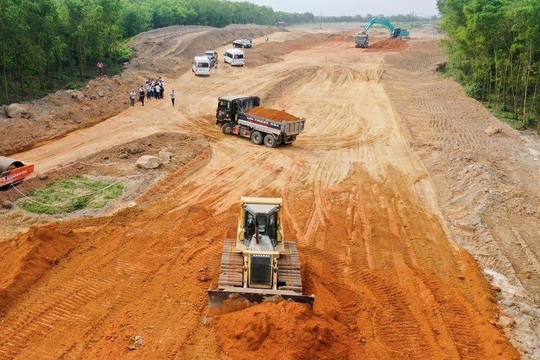 Kỳ tích chưa từng có trong 500 ngày đêm thi đua xây 3.000 km cao tốc: 1.000 máy móc, 1.500 người làm xuyên đêm, hạng mục đua nhau vượt tiến độ 