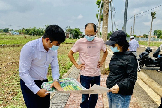 Hụt hơi vì ôm hàng lướt sóng, nhà đầu tư kêu cứu: “Xoay tiền không kịp, cần sang cọc”