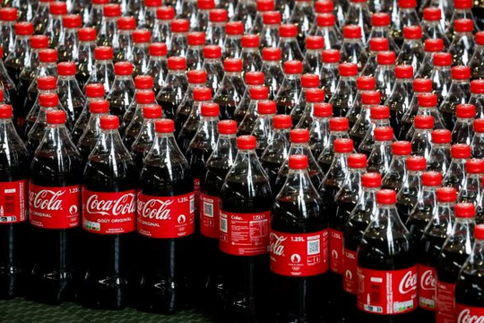 Lo sợ suy thoái, nhà đầu tư Phố Wall đổ xô mua cổ phiếu các hãng Coca và kem đánh răng nhiều nhất kể từ năm 2020