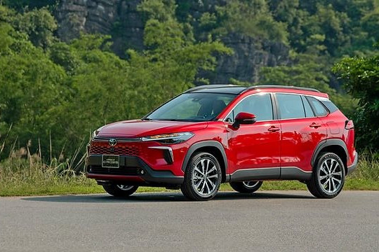 Một mẫu xe siêu tiết kiệm xăng của Toyota bứt phá 300%, giành ngôi vua doanh số phân khúc hybrid từ tay Honda CR-V