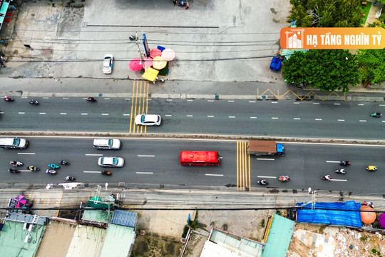 Cảnh đối lập trên con đường huyết mạch nối Thành phố Hồ Chí Minh và Bình Dương: Nơi là đại lộ 8 làn xe, nơi đang chuẩn bị 14.000 tỷ để mở rộng