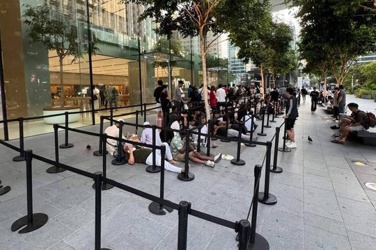 Apple Store Singapore hẩm hiu ngày mở bán, iPhone 16 hết hot hay vì màu hot không còn? 