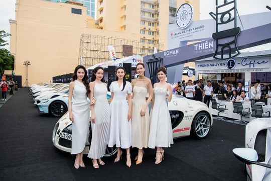 Các người đẹp Việt thưởng thức cà phê Trung Nguyên Legend tại sự kiện Gumball 3000