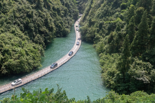 Không đào hầm, không bắc trụ, Trung Quốc khiến thế giới kinh ngạc khi xây cầu như lụa bay trên mặt sông, xe trọng thải 2,8 tấn di chuyển không hề hấn