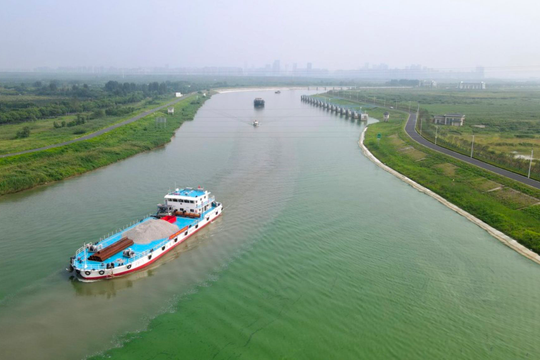 Hoàn thành hàng loạt dự án cầu đường, tàu siêu tốc 'khủng' nhất thế giới, Trung Quốc tham vọng nối liền toàn bộ tuyến đường thuỷ trong nước: Dự định chi hơn 1.000 tỷ đồng để xây kênh đào gần 2.000 km