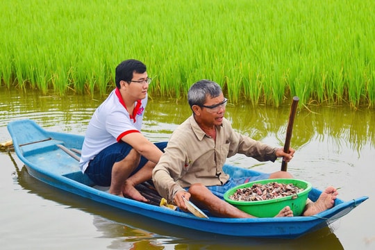 25 tuổi bỏ việc văn phòng, thạc sĩ Luật rủ nhóm bạn thân về quê trồng lúa hữu cơ ST25 “chuẩn 4 sao”, kêu gọi hàng chục nông dân là cô dì chú bác, xóm giềng lập Hợp tác xã
