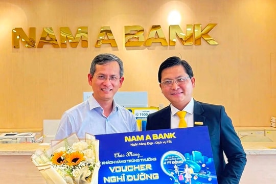 Nam A Bank trao giải đợt 1 chương trình “32 năm đồng hành - ngàn quà tặng tri ân”