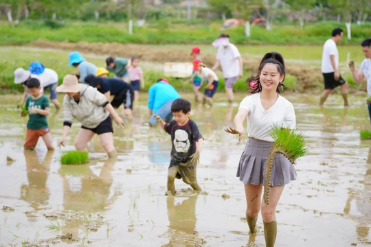 Buồn của Trung Quốc: Tỷ lệ thất nghiệp tăng kỷ lục, người trẻ lũ lượt về quê ‘nghỉ hưu non’, ‘viện dưỡng lão’ cho thanh niên mọc lên nhan nhản