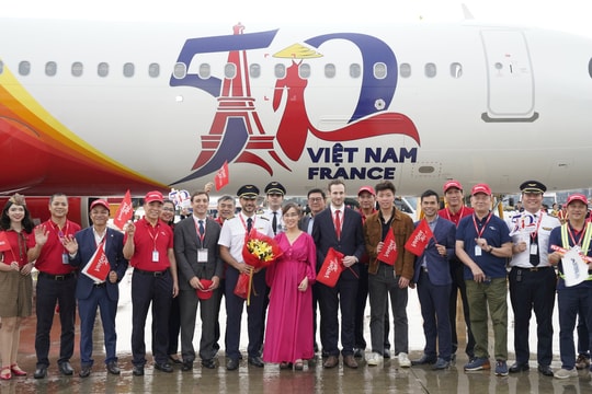 Tàu bay mang biểu tượng kỷ niệm 50 năm quan hệ ngoại giao Việt Nam – Pháp đã về tới TP. Hồ Chí Minh sau hành trình cảm xúc