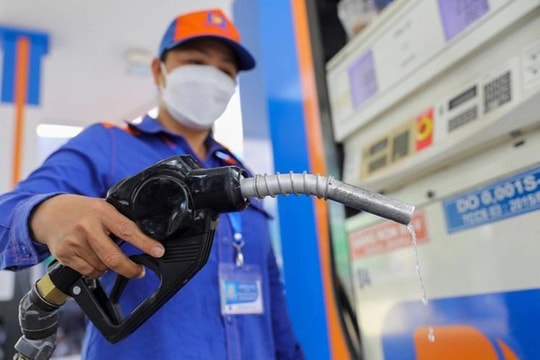 Giá xăng trong nước bật tăng mạnh