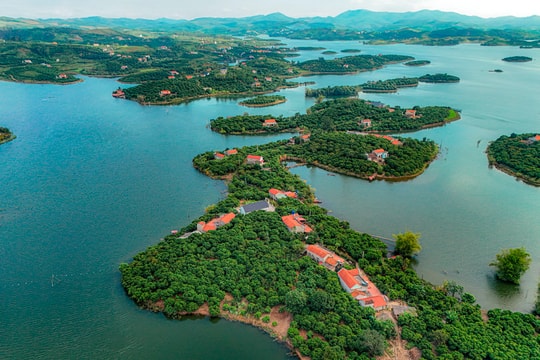 Toàn cảnh hồ nước được đào trên vùng núi có chiều dài lên đến 30 km, dung tích nước lớn gấp 25 hồ Tây