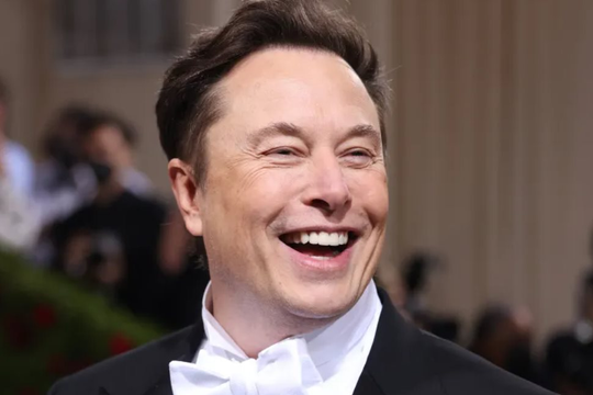 Chỉ có thể là Elon Musk: Mặc đối thủ chật vật bán xe để tồn tại, Tesla bán ‘giấc mơ’, bán sự ‘táo bạo’ vẫn có lãi, ung dung vốn hóa trăm tỷ USD