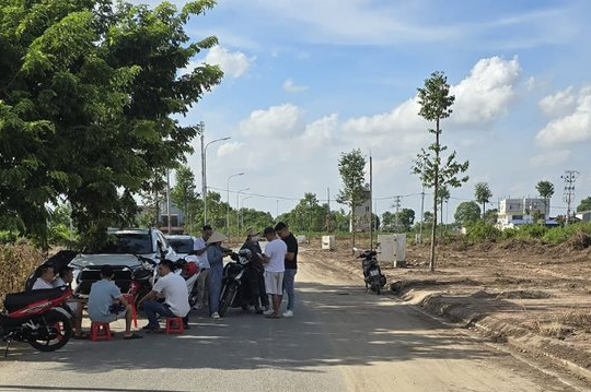 Đất tỉnh "tăng nhiệt", nhà đầu tư "ôm" cùng lúc vài lô đất và liên tục nhờ môi giới tìm thêm: "Ngay khi lô nào lãi 100-300 triệu đồng là bán ngay"